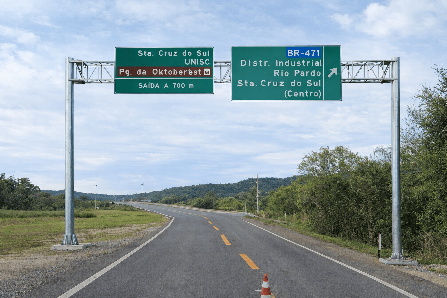 Pórtico de sinalização aérea modelo P-500 em estrutura metálica galvanizada para avenidas de alto tráfego e rodovias