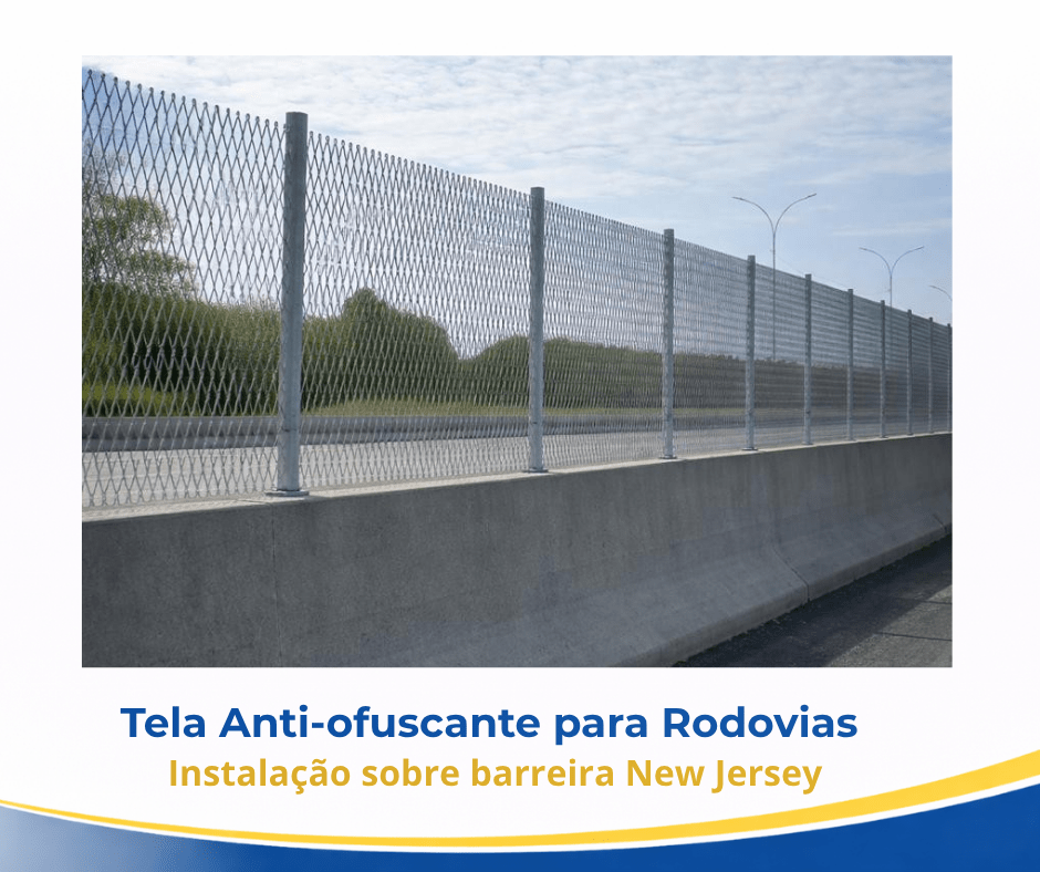 Tela anti-ofuscante instalada sobre barreira New Jersey em rodovia